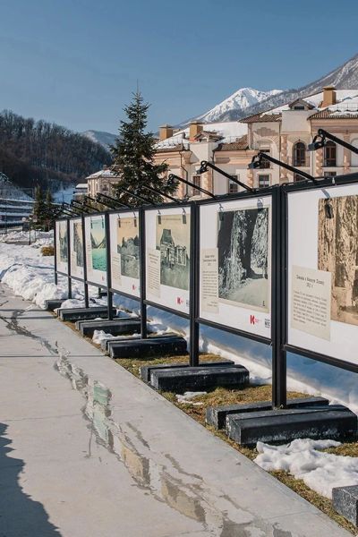 В парке Времена года на Курорте Красная Поляна открылась выставка «Страницы истории Красной Поляны»
